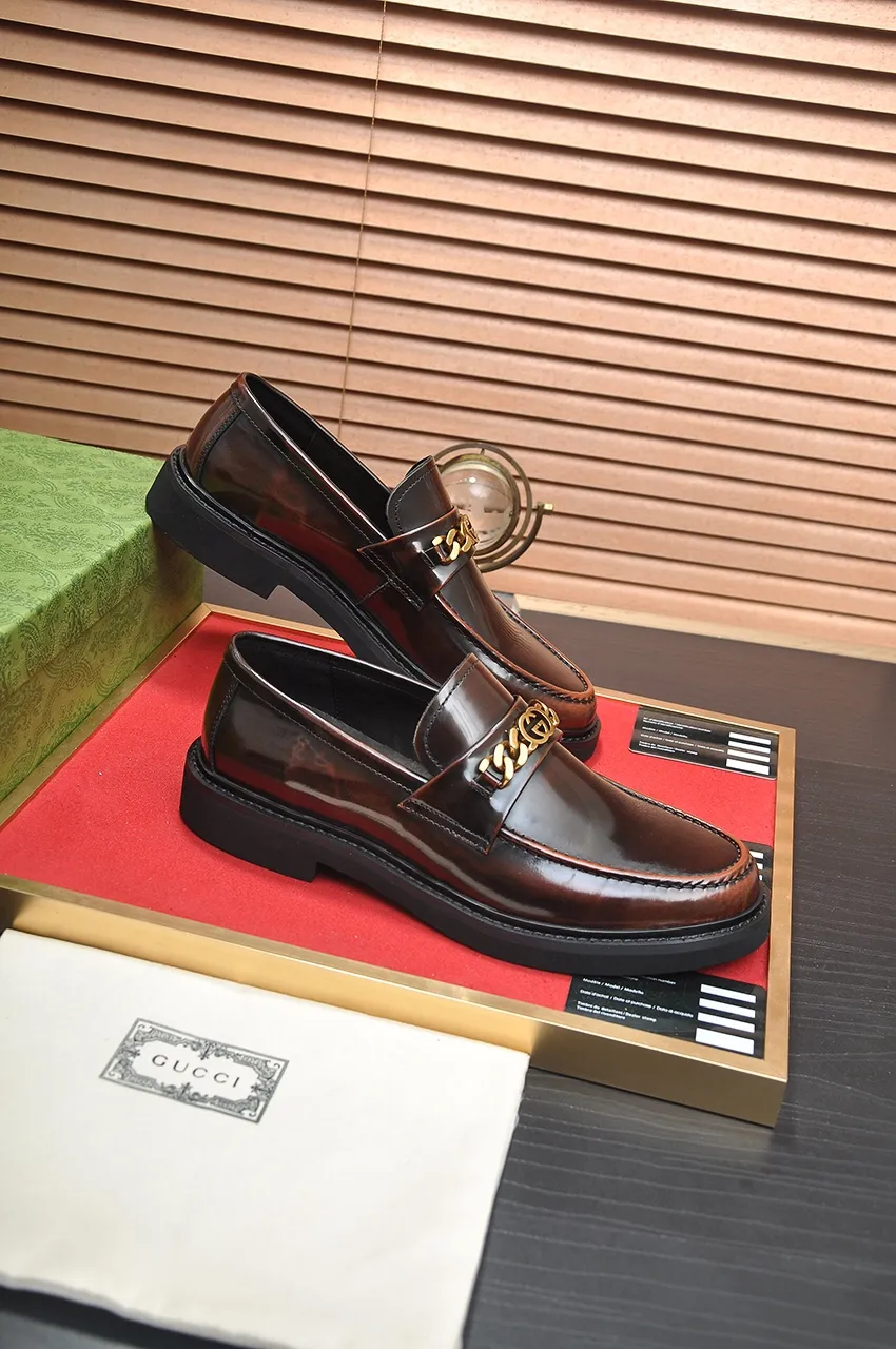Men's shoes💰540💶Italy's top luxury men's shoe giant (GUCCI) (Gucci) (full cowhide lining) new arrival🍃Original European style🔰 Pleasant to the eye😍In order to make the shoes more durable and non-deformable🌀The production continues to follow traditional methods but there is still no lack of innovation💪Choose original sheepskin for the leather♻️ Smooth and natural And extra bright ⭐Made of imported cowhide, the first choice of rich people 38-45 (45 customized)